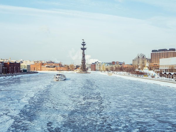 Peut-on trouver une croisière qui offre des ateliers de fabrication de mocassins traditionnels?